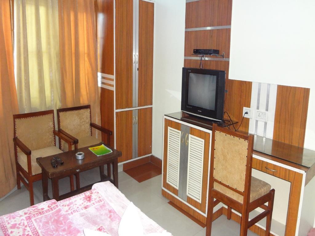Hotel Yatrik Jhānsi Habitación foto